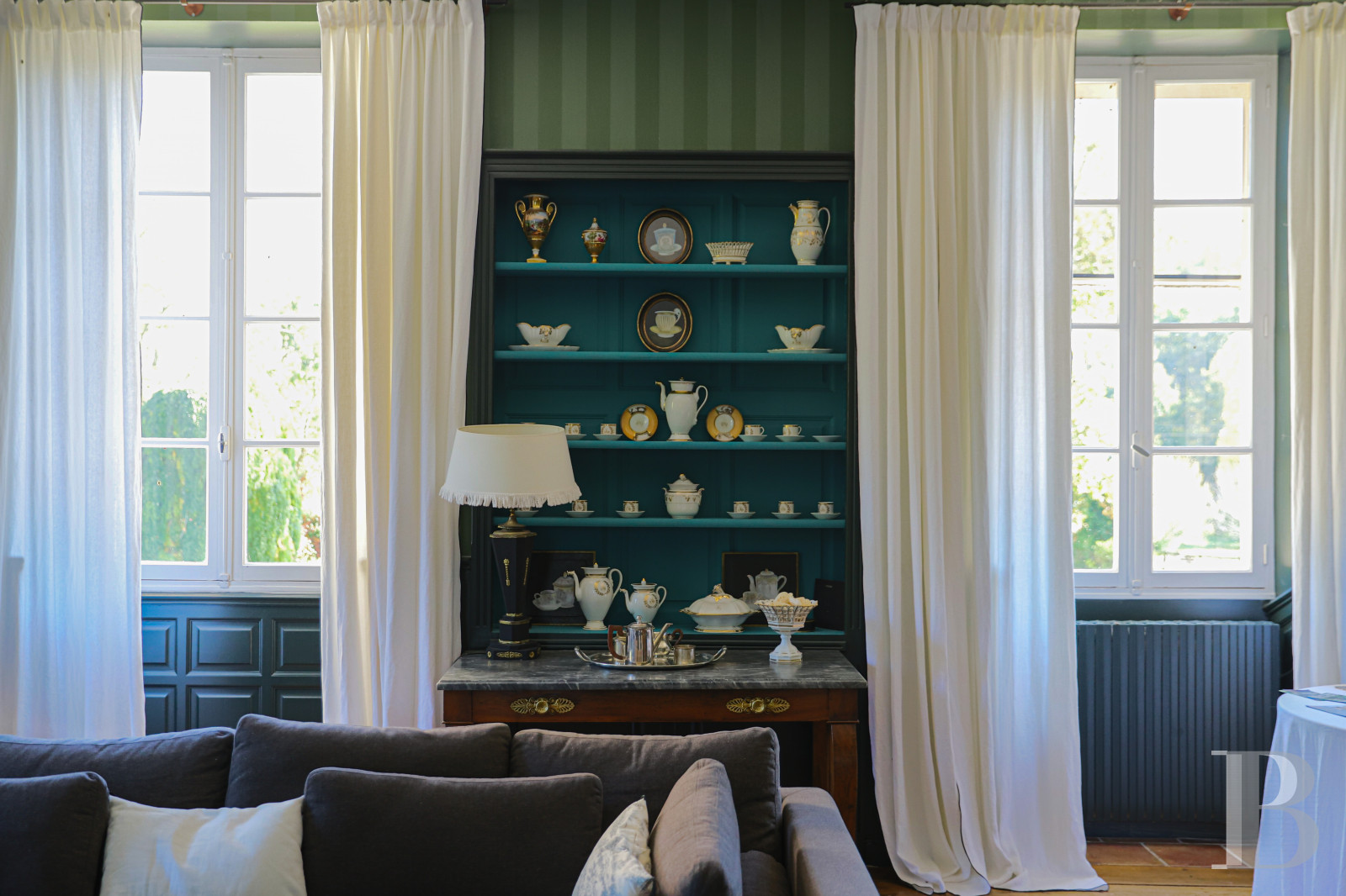 An 18th century chateau surrounded by trees and hills in the Lot valley - photo  n°13